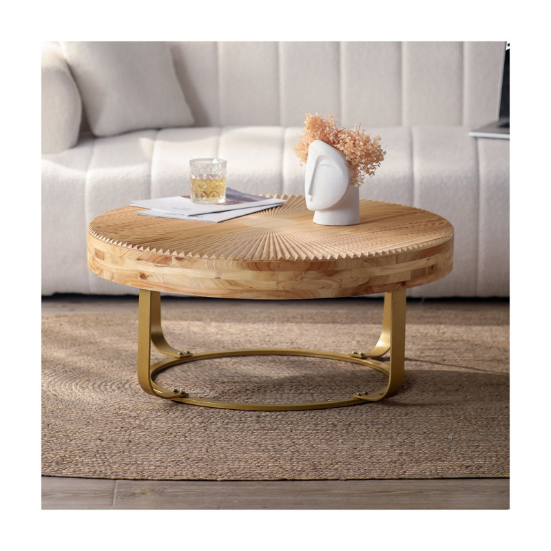 Table basse ronde en bois massif avec pieds en métal doré, finition naturelle sculptée