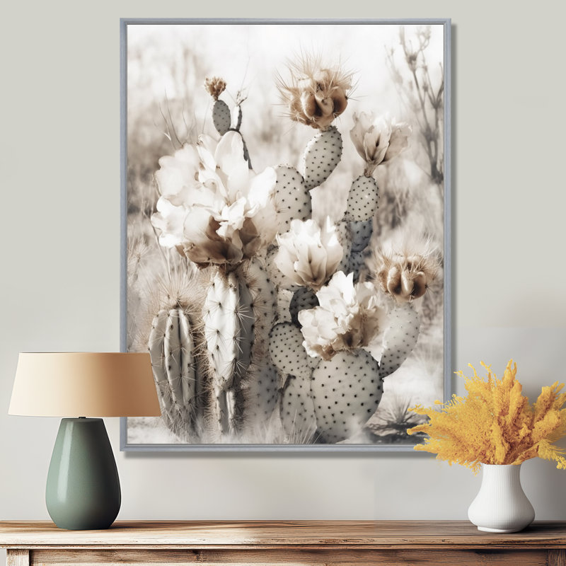 «Cream Desert Cactus - Cactus», art mural encadré, H 32 po x l 24 po, Encadrement argenté