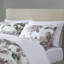 Grand lit dans un sac avec drap floral taupe, édredon et draps mauve-130055897