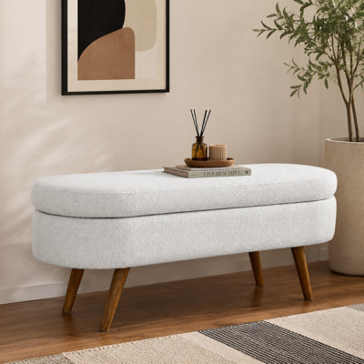 Banc de rangement ovale blanc avec des pieds en bois d'hévéa massif et un spacieux compartiment de rangement à couvercle rabattable de 43,5 pouces; une solution de siège et de rangement à double usage pour les chambres à coucher et les entrées.