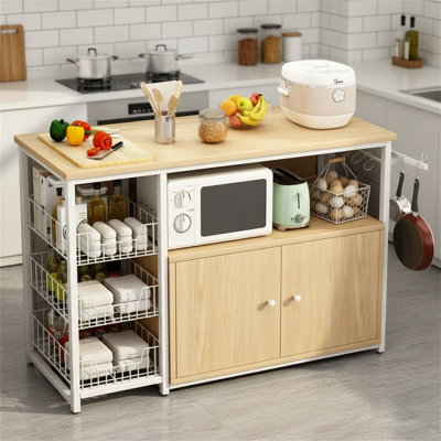 Un support de rangement de cuisine de style moderne avec des armoires, combinant un panneau de fibres à densité moyenne de couleur chêne naturel avec une structure en acier robuste.