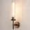 Applique murale 19,5 po avec tube en verre à rayures verticales et base en laiton, luminaire de meuble-lavabo moderne en bronze pour salle de bain, chambre à coucher, salon, couloir, escalier, miroir, cuisine