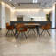 Ensemble de sièges de réception 5 pièces - Table rectangulaire avec fauteuils pivotants en faux suède, mobilier de bureau commercial moderne