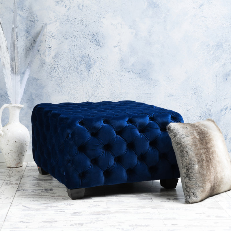 Bouton en velours bleu marine pour un intérieur chic