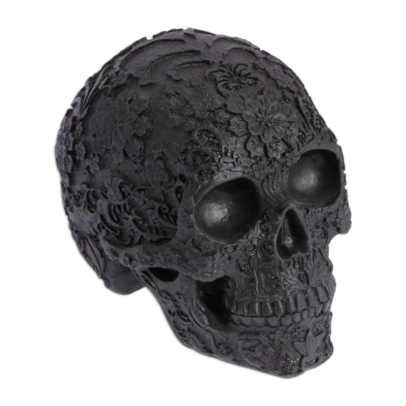 Figurine crâne en céramique intrigue