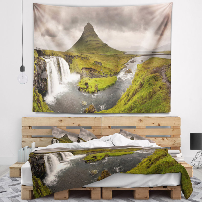 Paysage, tapisserie des chutes d'eau de Kirkjufell, H 32 po x l 39 po