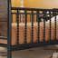Base de lit plateforme simple en métal avec lumière-133701894