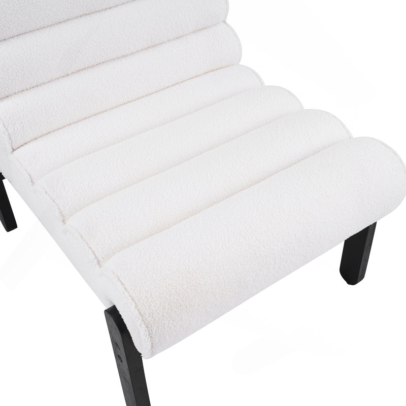 Chaise d'appoint Living Fluffy blanche avec structure en bois massif noir