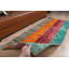 Tapis turc antique vibrant avec un patchwork artistique dans des tons de rouge vif parfait pour ajouter une touche de couleur à n'importe quelle pièce