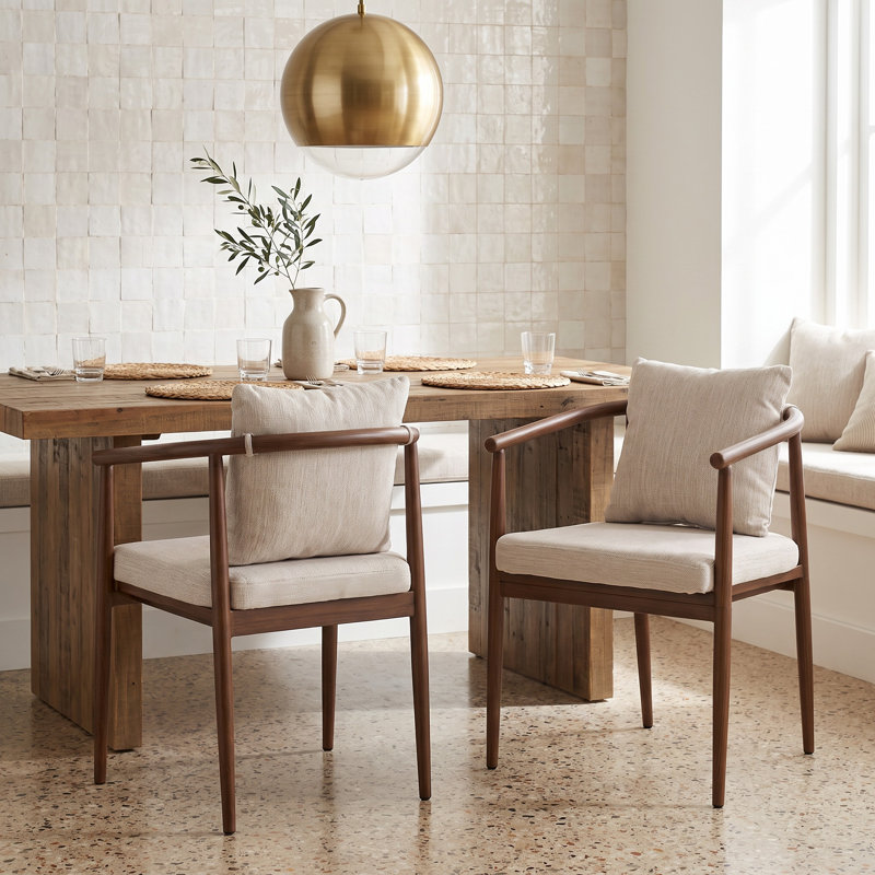 Ensemble de 2 chaises de salle à manger modernes du milieu du siècle avec accoudoirs incurvés, structure en fer noyer et revêtement en tissu beige