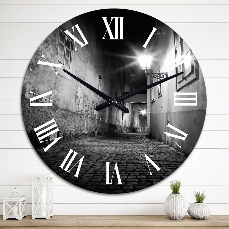 Mysterious Narrow City Alley - horloge murale Colonial, Moyen