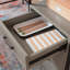 Bureau en L au design minimaliste, finition brune