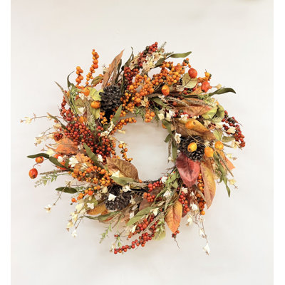 Couronne d'automne rustique artificielle de 61 cm (24 po) avec pommes de pin, baies orange et rouges mélangées et feuilles d'automne pour la décoration murale de la porte d'entrée et de la fête de Thanksgiving.