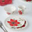 Ensemble de 4 assiettes à dessert Festive Blooms - Quatre assiettes en grès blanc de 8,5 pouces transportant la fleur écarlate audacieuse de la collection à chaque plat du repas des Fêtes.