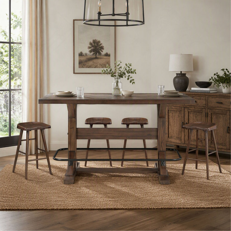 Ensemble de salle à manger de style pub, 5 pièces, fini brun, comprenant une table, un repose-pieds en métal et 4 tabourets sur une structure en bois robuste.