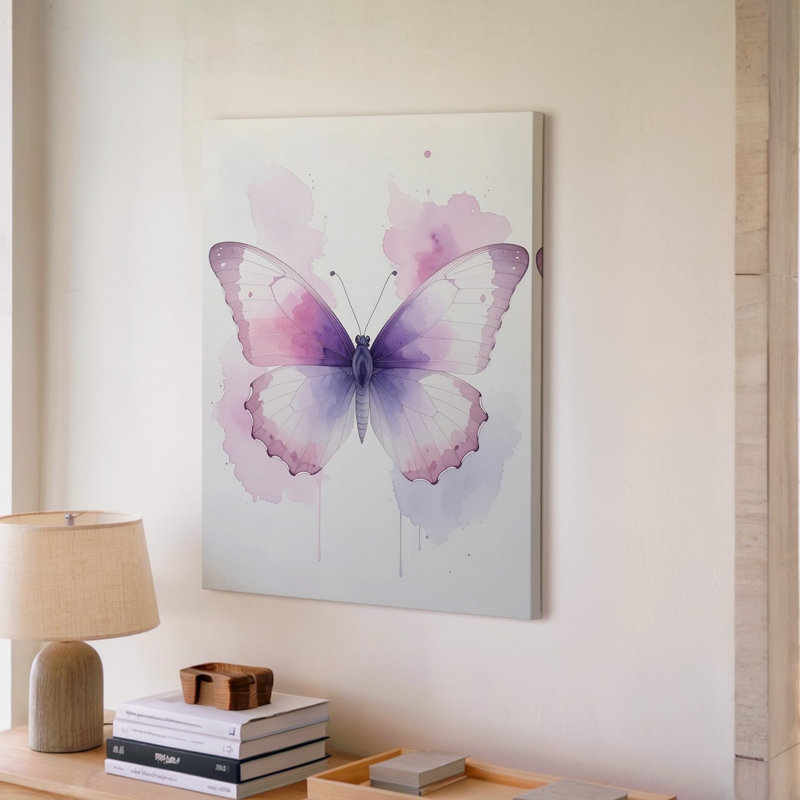 Une illustration de papillon pastel mélangeant une toile rose pâle et de doux tons de lavande, H 30 po x l 30 po