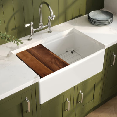 Évier de cuisine en argile réfractaire à cuve simple avec planche à découper en bois de noyer et grille en acier inoxydable Whitehaus