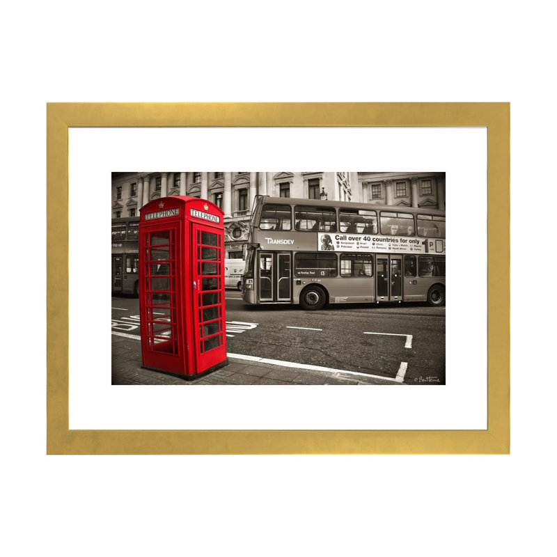 Téléphone londonien de Ben Heine-reproduction de photo, Blanc, Papier encadré doré, H 16 po x l 24 po x P 1 po