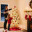 Arbre de Noël artificiel enneigé 4,5 pi / 6 pi / 7,5 pi / 9 pi avec lumières DEL blanc chaud, branches en PVC articulées et base en métal pliable-1229220754