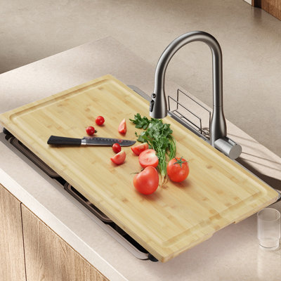 Planche à découper avec pieds et rainures pour la cuisine