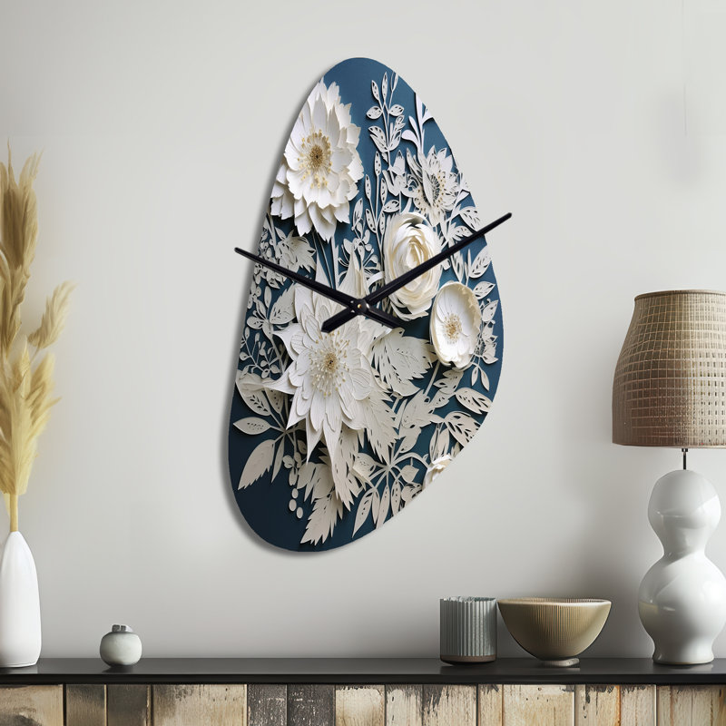 Bouquet de fleurs blanches et bleues élégance - horloges murales en métal de forme unique, horloge murale asymétrique blanche