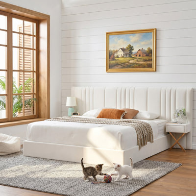 Lit tapissier moderne capitonné avec tables de chevet intégrées, très grand, velours crème