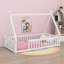 Lit simple en bois en forme de tente avec garde-corps-416216184