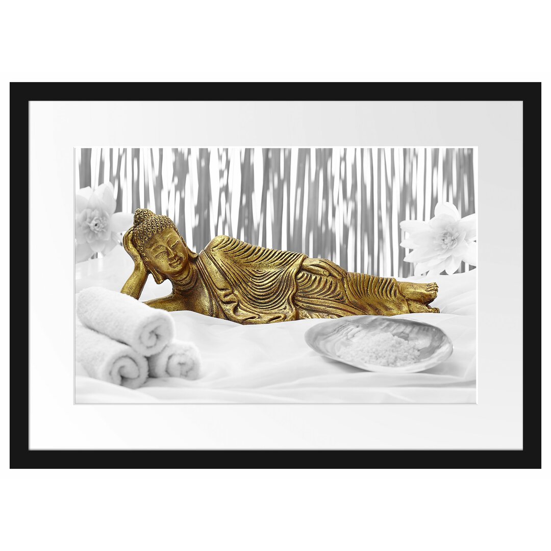 Gerahmtes Poster Goldener Buddha auf Handtuch