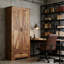 Garde-manger Farmhouse avec tablettes réglables et portes de grange pour des solutions de rangement de cuisine flexibles.