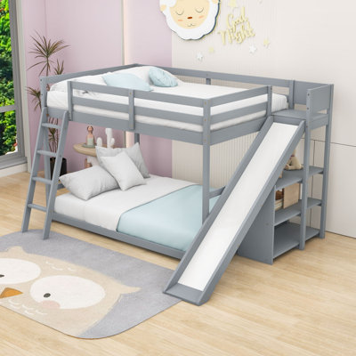 Lit superposé double au-dessus de double avec échelle, glissoire et tablettes de rangement