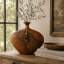 Vase en polystone avec détails en relief