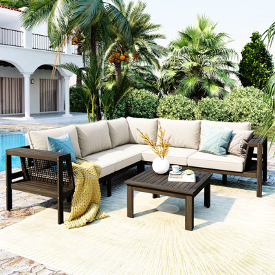 Ensemble de 4 chaises de patio en bois pour l'extérieur, en forme de L avec filet tissé, table basse, coussins beiges, housses de coussins fixes pour le bois de commodité, meubles pour réunions de famille