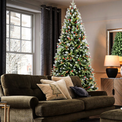 Arbre de Noël de 7,5 pi avec 500 lumières à DEL blanc chaud, branches en PE + aux extrémités enneigées, baies rouges, pin pour un look hivernal réaliste avec support stable pour les fêtes