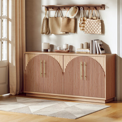 Buffet arqué cannelé l 65 po à 4 portes avec tablettes réglables, armoire de rangement moderne avec cafetière à crédence pour la salle à manger, chêne naturel