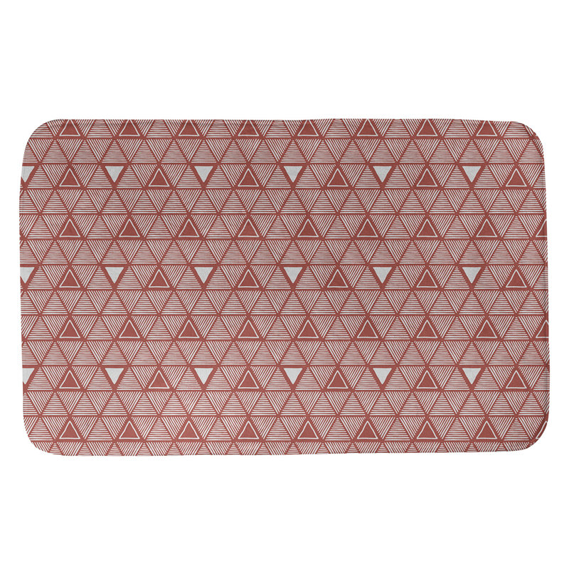 Tapis de bain géométrique à motif de triangles dessinés à la main, l 17 po x L 24 po, Rouge