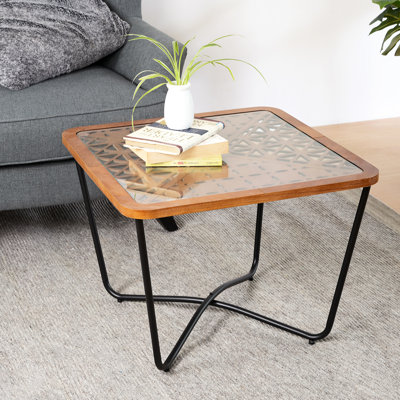 Table basse moderne avec verre géométrique et mélange de métal uniques pour une ambiance contemporaine