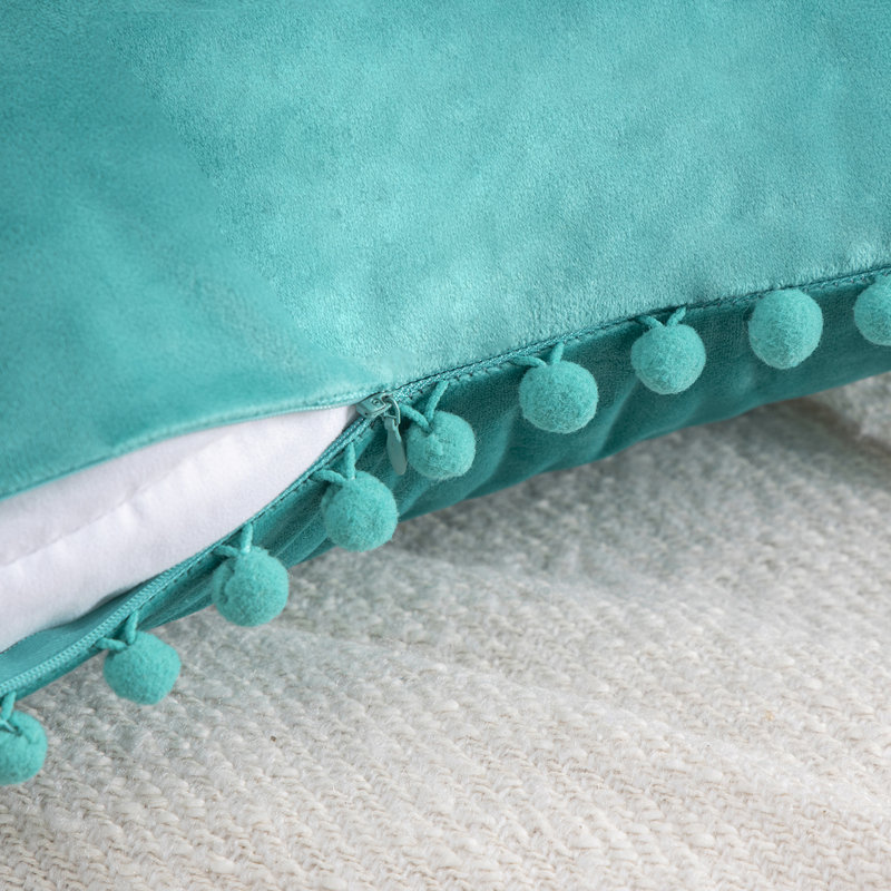 Coussin Silky Velvet Series Pom-poms, Turquoise, Housse de coussin et insert, Rectangle H 12 po x l 20 po