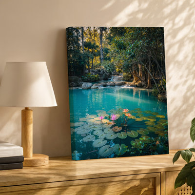 Toile, art serein de marais tropicaux avec étang turquoise turquoise entouré de verdure luxuriante et de fleurs vibrantes