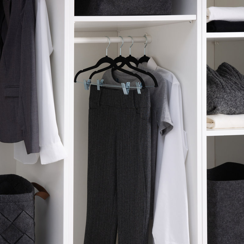 Laura Ashley, ensemble de 12 cintres en velours avec pinces en noir, Noir