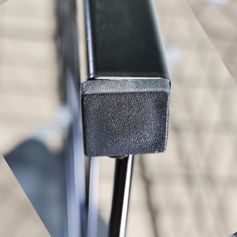 Présentoir à quatre côtés quadrillé avec support quadrillé 33,5 x 33,5 x 70 po, 3 x 4 po