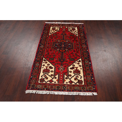 Tapis décoratif en laine noué à la main de conception unique « New Age Hamedan » rouge 2 pi 11 po x 4 pi 10 po