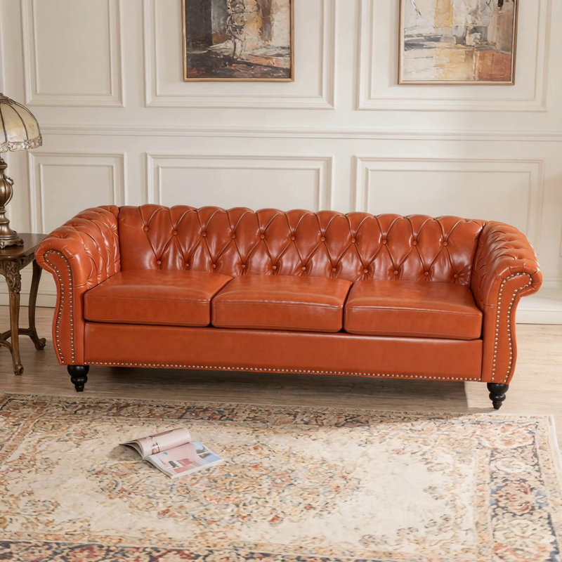 Luxueux canapé Chesterfield 3 places avec accoudoirs roulés et similicuir souple, conforme à la norme américaine, Orange