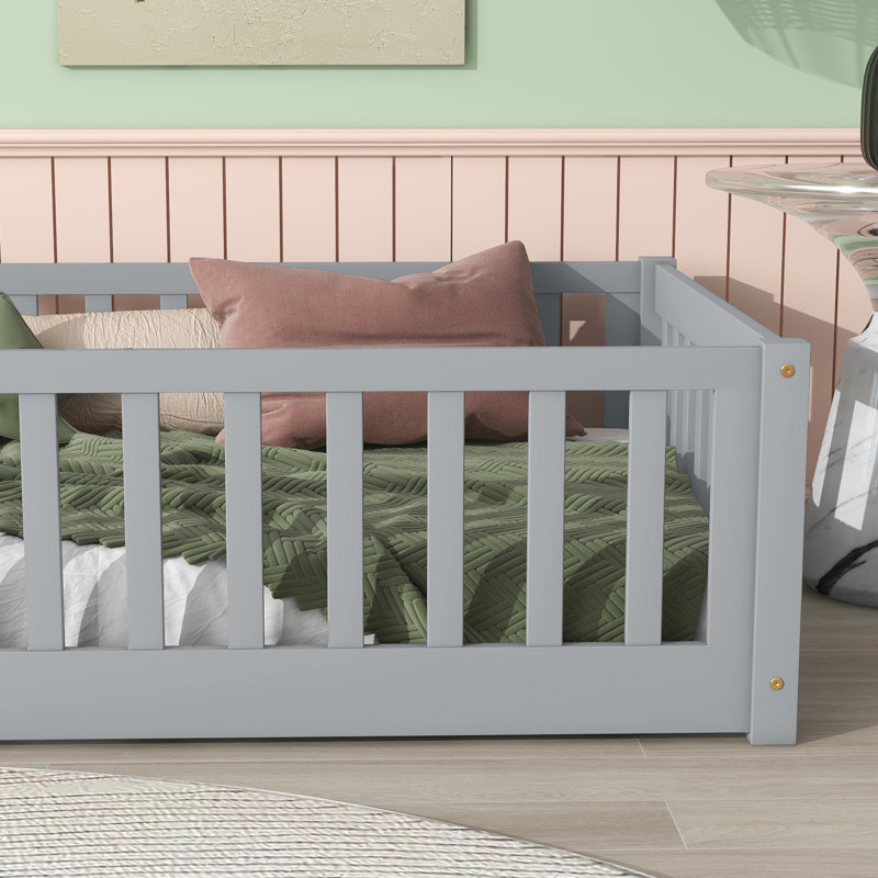 Lit simple au sol avec clôture sans porte, lit en bois d'hévéa avec garde-corps de sécurité, gris, Gris