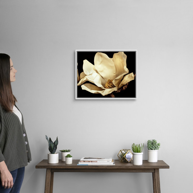 «Buttercream Magnolia I», art mural sur toile, H 20 po x l 16 po x P 1,75 po, Cadre blanc