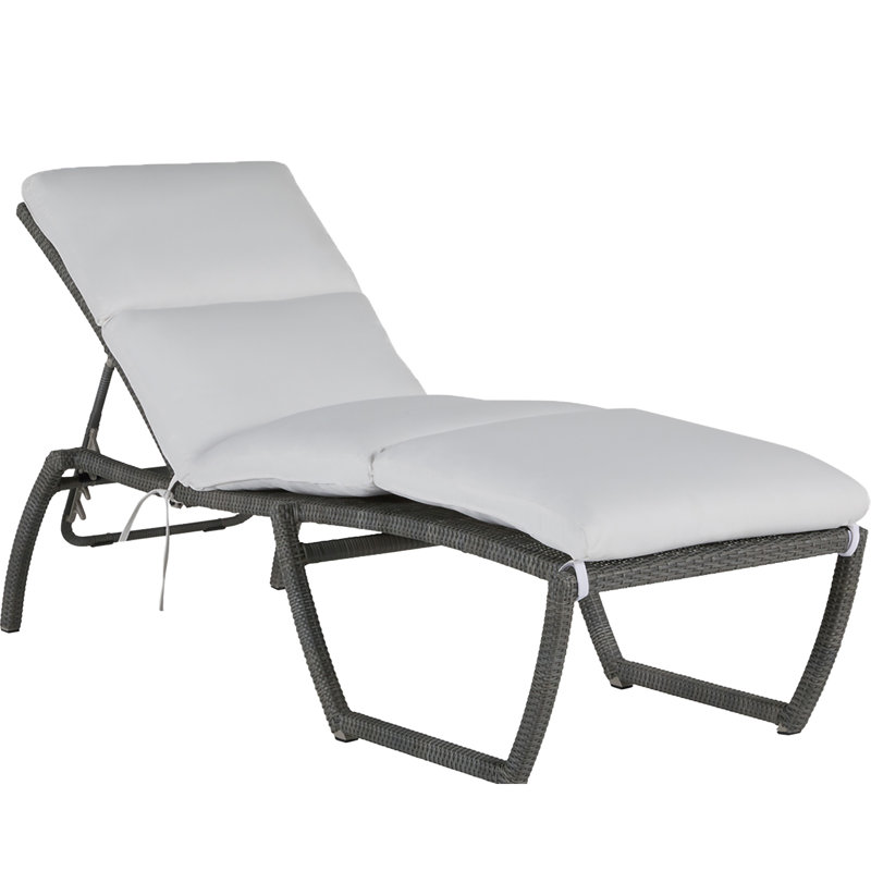 Chaise longue d'extérieur en résine et osier Skye N-Dura, Pas de soudure, Sunbrella® ‑ Cabana à rayures minuit, Gris ardoise