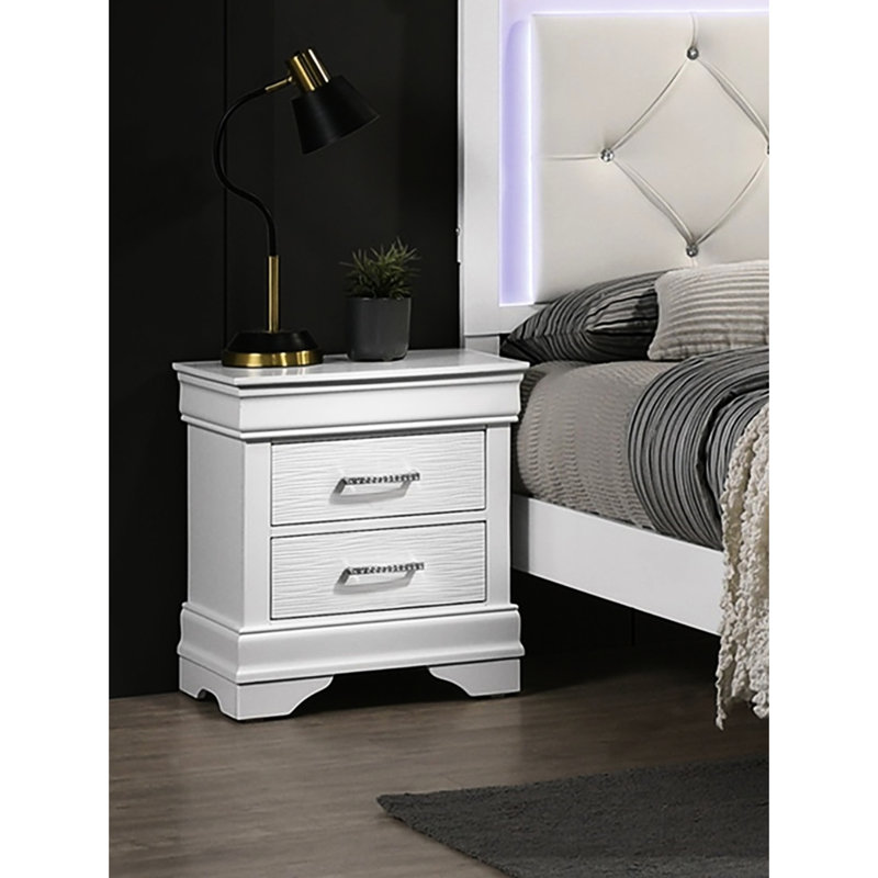 Armoire de chevet blanche de style contemporain avec deux tiroirs et embellissements en forme de losange pour la chambre à coucher