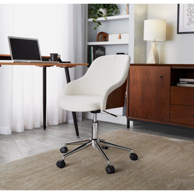 Chaise de bureau contemporaine ergonomique, structure en métal chromé, accents de bois de noyer, revêtement en tissu crème