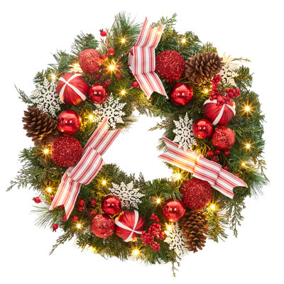 Couronne de Noël 24 pouces avec 20 lumières DEL à pile et minuterie, baies rouges, pommes de pin et boules, décoration de Noël pour porte d'entrée