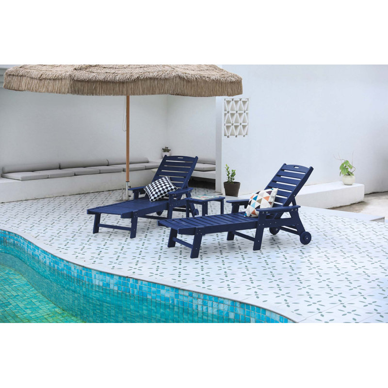 Ensemble de 3 chaises longues de patio toutes saisons avec dossier à 5 positions, table d'appoint, roues et porte-gobelet