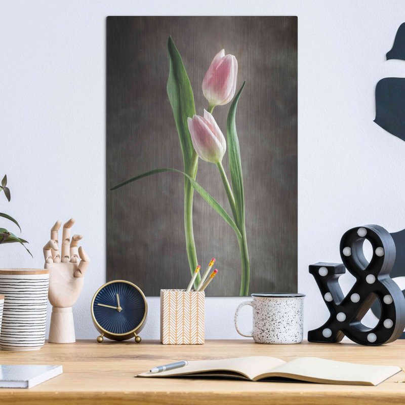 «Spring Tulips VI» par Debra Van Swearingen, H 16 po x l 12 po